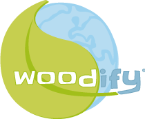 Das Woodify-Logo besteht aus grünen Blättern und blauen Kugeln mit dem Wort „Woodify“ in weißen Kleinbuchstaben in der Mitte.