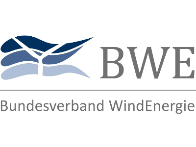 Logo des Bundesverbands WindEnergie (BWE) mit stilisierten blauen Windturbinenblättern neben dem deutschen Namen der Organisation.