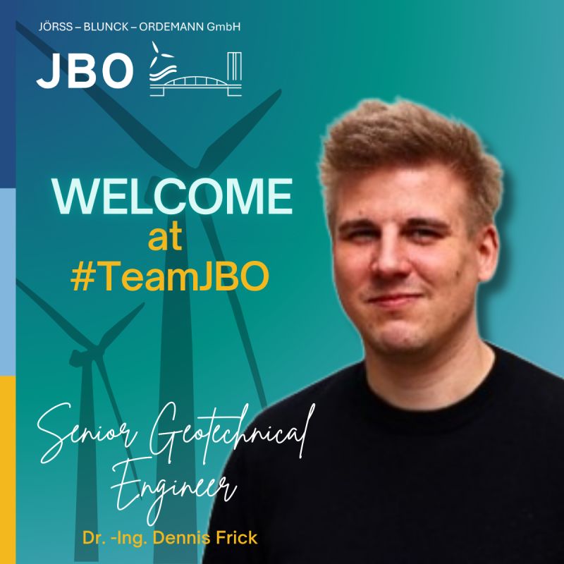 Ein Mann steht vor einem blaugrünen Hintergrund mit Windkraftanlagen-Illustrationen. Der Text begrüßt Dr. Dennis Frick als leitenden Geotechniker für Offshore-Windenergie bei JBO (#TeamJBO).