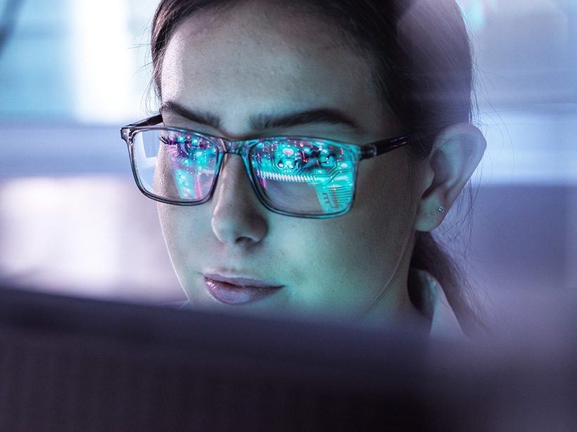 Frau arbeitet an einem Computer Bildschirm