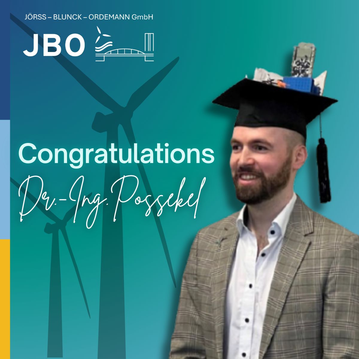 Ein Mann in kariertem Blazer und Doktorhut steht neben dem Text „Herzlichen Glückwunsch, Dr.-Ing. Possekel“, im Hintergrund sind Windkraftanlagengrafiken zu sehen, und feiert seine Beförderung im Bereich Offshore-Windenergie.