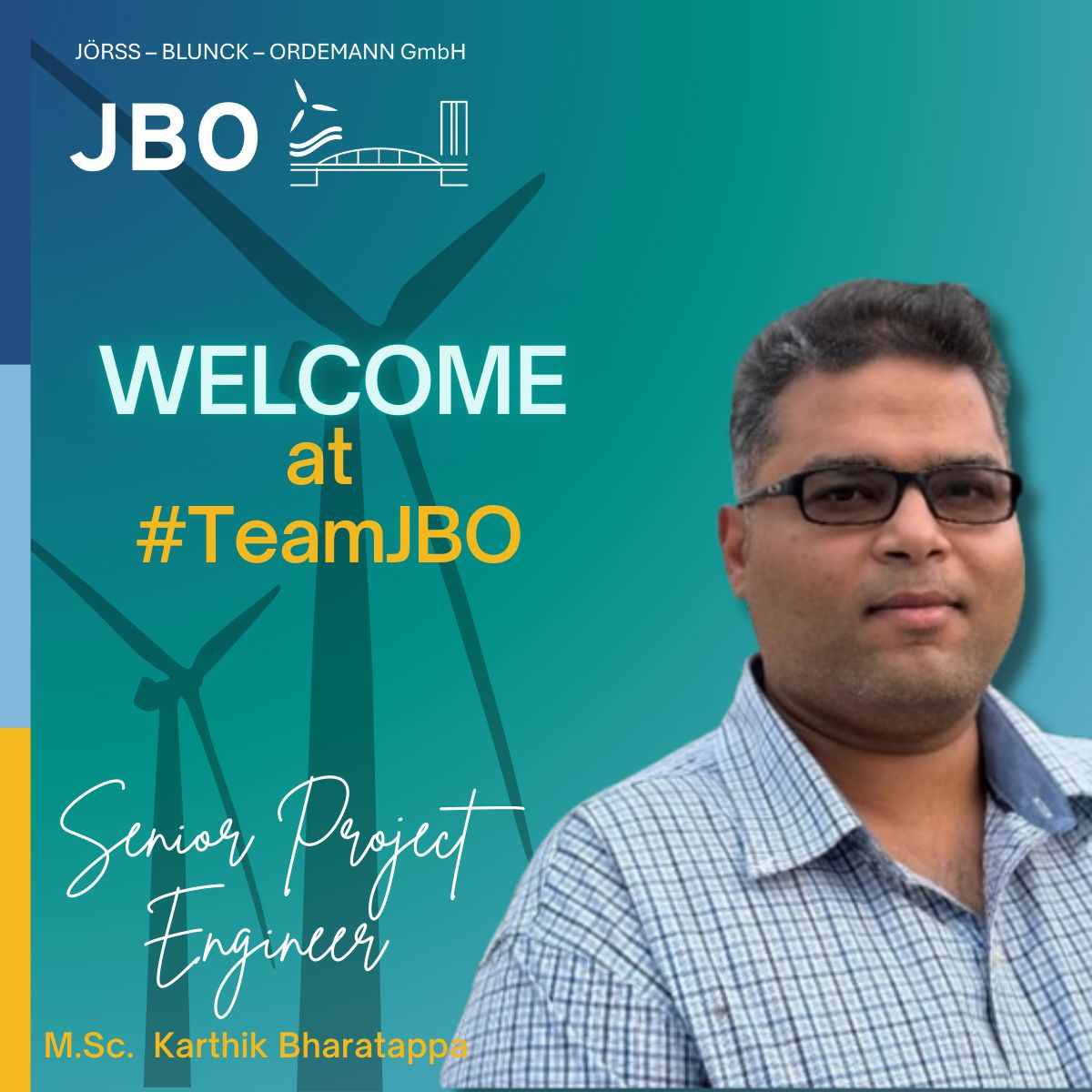Ein Mann mit Brille und kariertem Hemd wird als leitender Projektingenieur Offshore Wind, Karthik Bharatappa, für JBO vorgestellt, im Hintergrund ist eine Windturbinengrafik zu sehen.